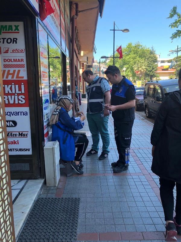 Rize Emniyet Müdürlüğü TDP Şube Müdürlüğünce Yaklaşan Ramazan Bayramı sebebiyle Kuyumcular Sokak ve Atatürk Caddesi üzerinde bulunan 135 esnaf ve 760 vatandaşa; Dini günlerde vatandaşların duygularını istismar eden dilenciler, Sahte Para hakkında bilgilendirme, Piknik, park alanlarında yaşanabilecek dolandırıcılık olayları, Kalabalık AVM, Plaj vb. yerlerde yaşanabilecek Hırsızlık Olaylarına Karşı alınabilecek tedbirler ile bilgilendirme çalışması yapılmıştır. Arz ederim. 